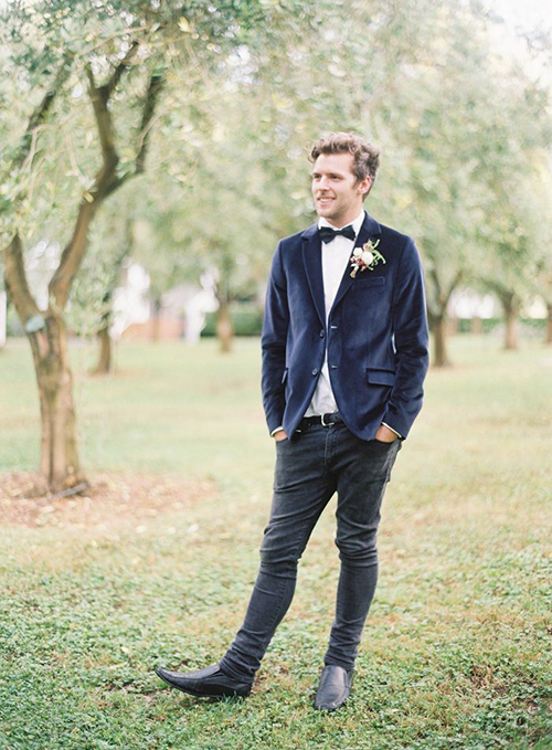 Groom in blue velvet suit and jeans Groom in blue velvet suit and jeans